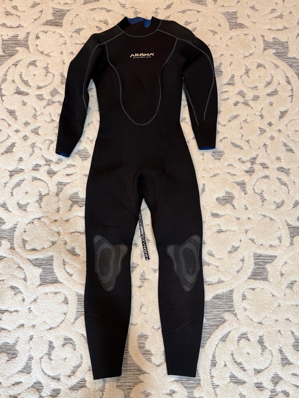 Akona Women’s Black Full Wetsuit with reinforced Knees size 9/10 like new 2or3mm